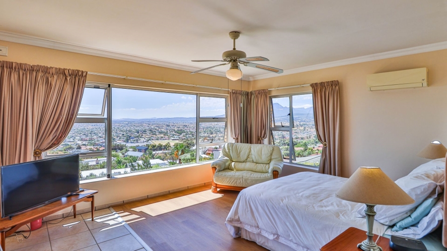 5 Bedroom Property for Sale in Mountainside Western Cape